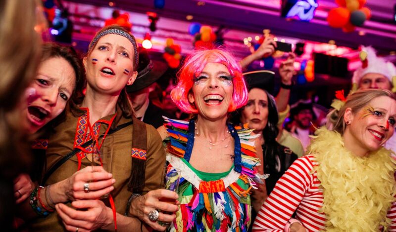 Junge Leute feiern auf einer Karnevalsparty in Köln.