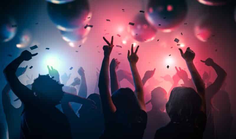Junge Menschen tanzen im Club
