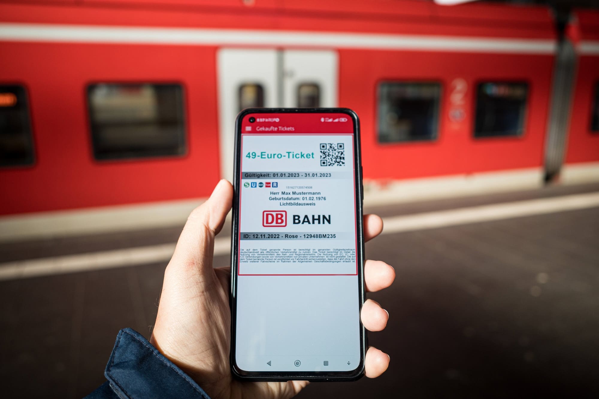 Smartphone mit 49-Euro-Ticket vor Sbahn