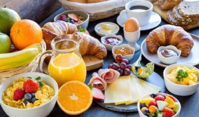 Frühstück mit verschiedenen Speisen