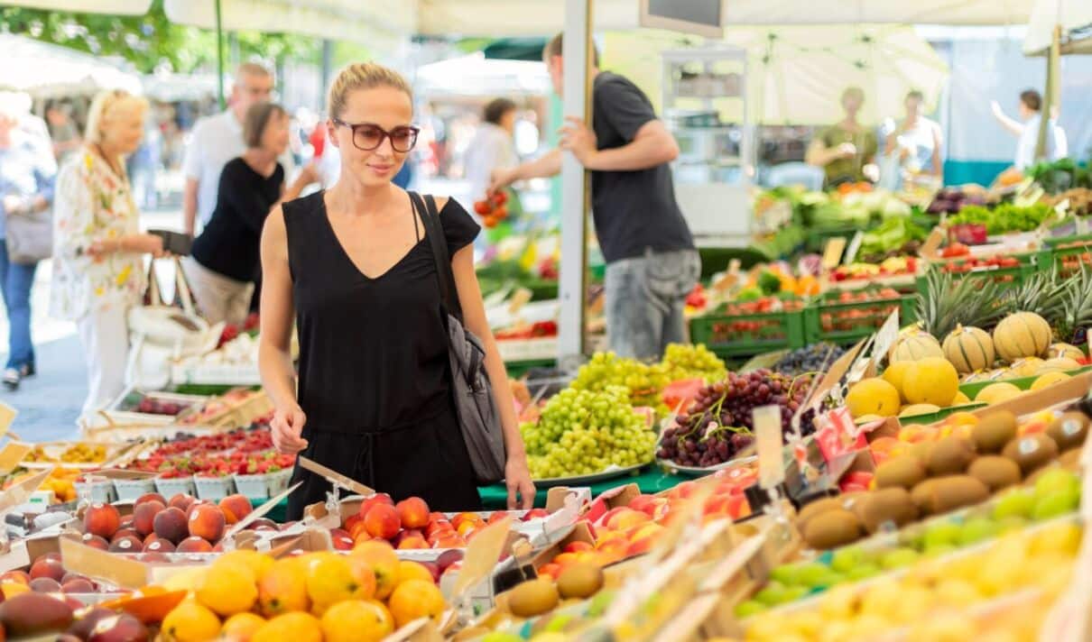 Frau kauft Obst und Gemüse auf Markt