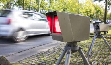 Mobile Radarkontrolle am Straßenrand.