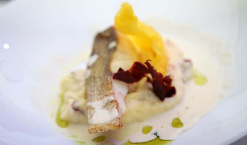 Gourmetgericht wird im Sternerestaurant serviert.