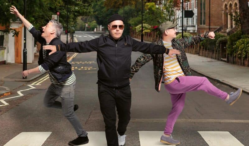Die Band Fettes Brot auf einem Zebrastreifen.