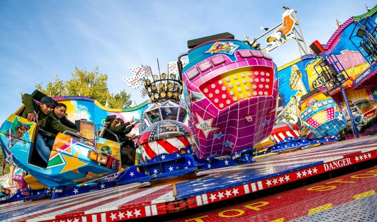 Fahrgeschäft auf der Kirmes in Köln-Deutz.