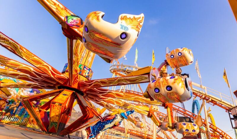 Das Foto zeigt ein Fahrgeschäft der Osterkirmes in Köln.