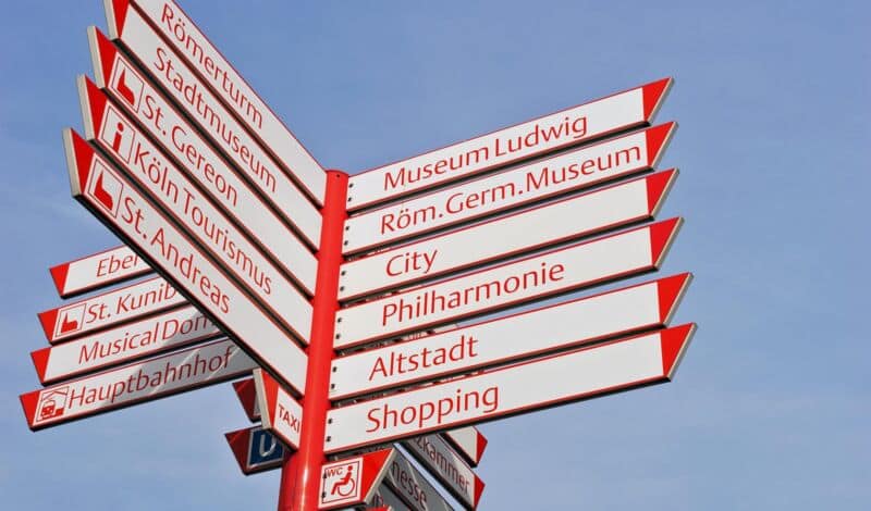 Wegweiser zu Sehenswürdigkeiten in Köln für Touristen.
