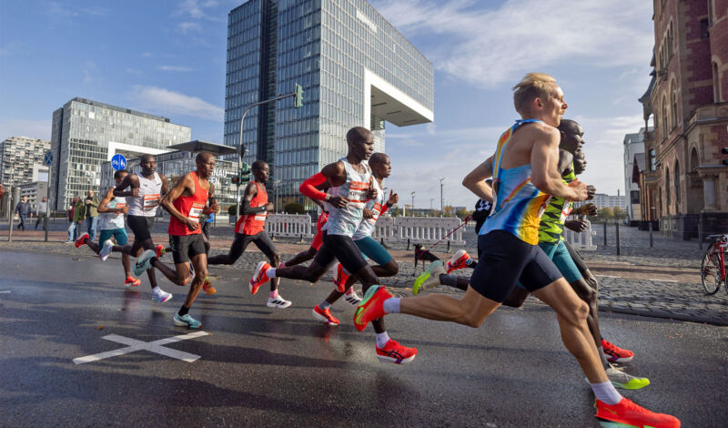 Läufer des Köln-Marathons passieren die Kranhäuser