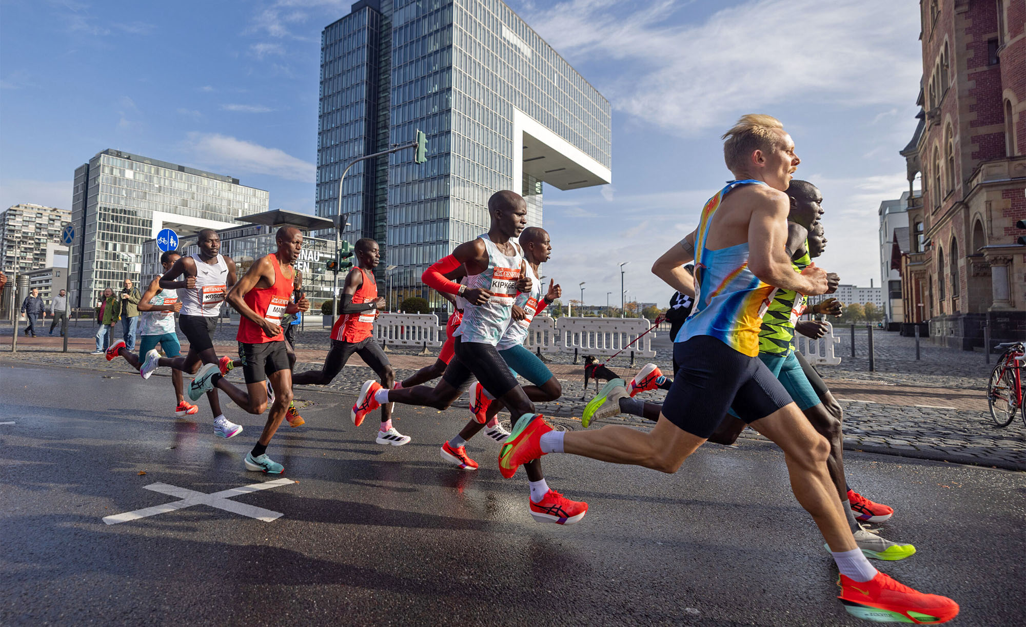 Läufer des Köln-Marathons passieren die Kranhäuser