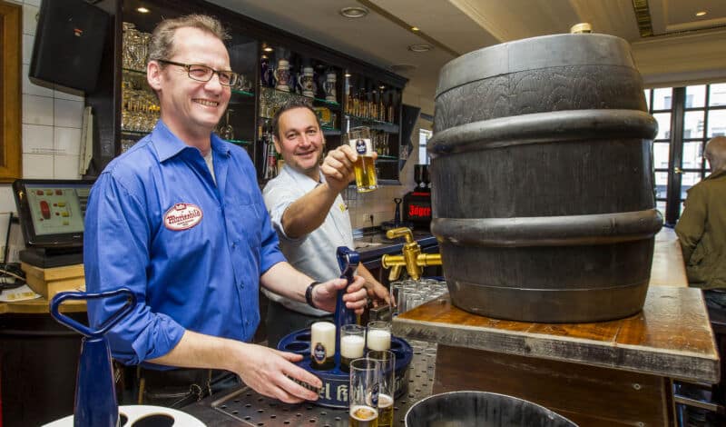 Köbes und Kellner im Brauhaus Gaffel im Mariebild.