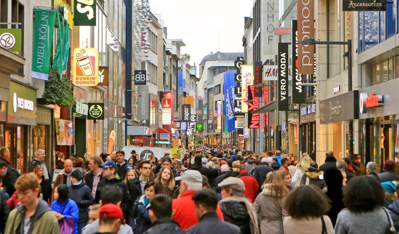 Einkaufen auf der Hohe Straße in der Fußgängerzone.