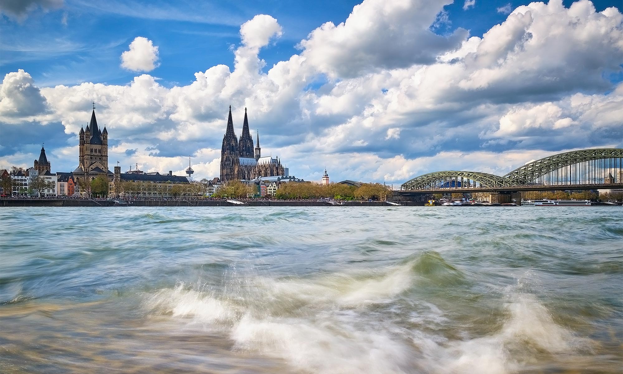 Altstadtpanorama von Köln mit Kölner Dom und Hohenzollernbrücke.