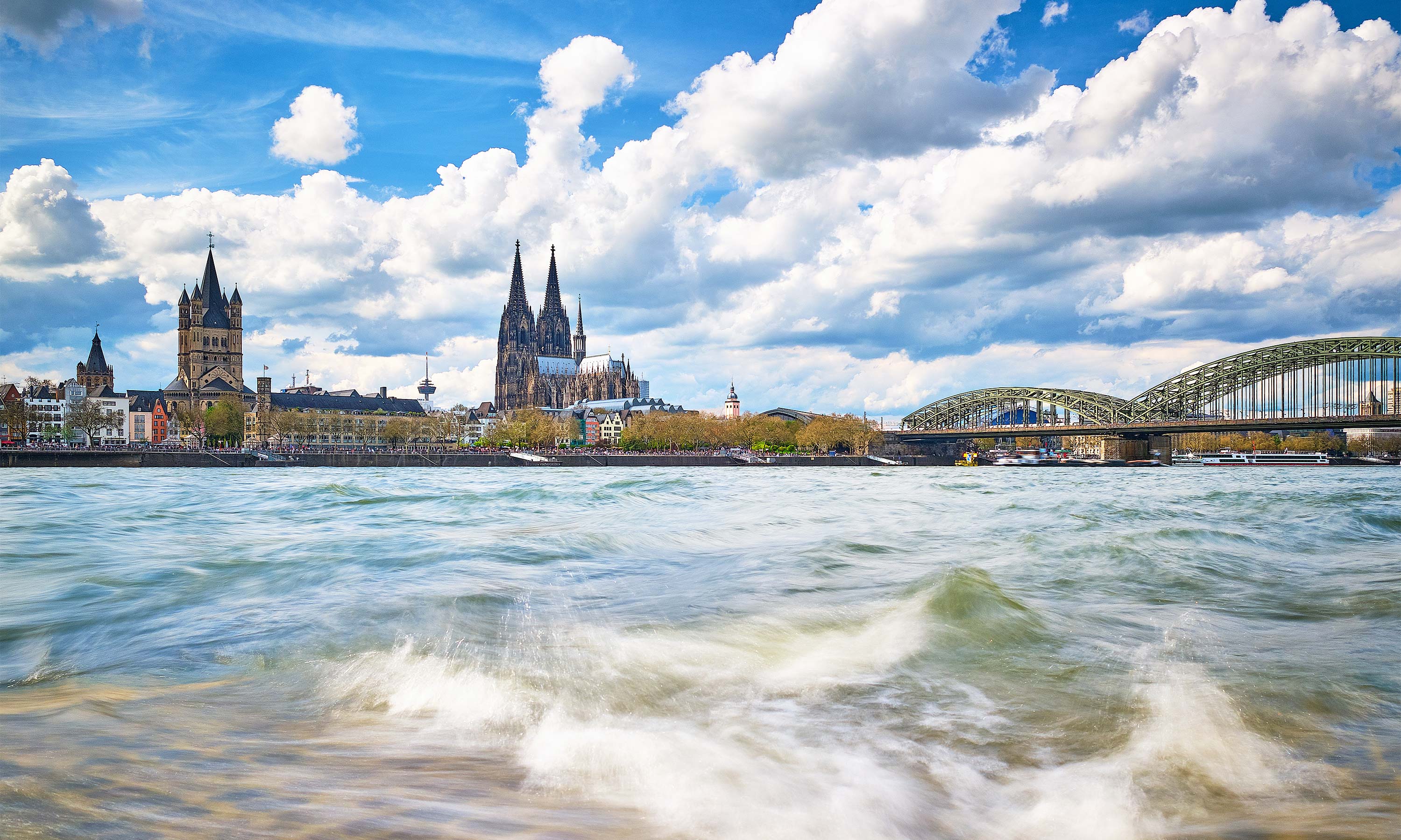 Altstadtpanorama von Köln mit Kölner Dom und Hohenzollernbrücke.