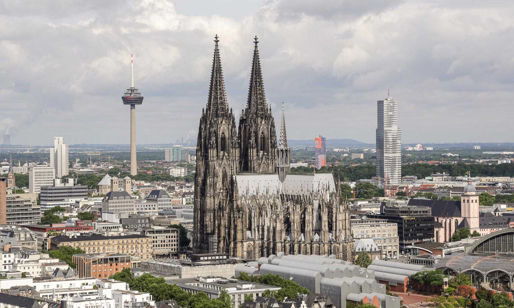 Kölner Dom mit Fernsehturm im Hintergrund