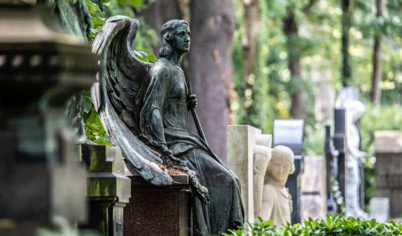 Gräber auf dem Friedhof Melaten in Köln.