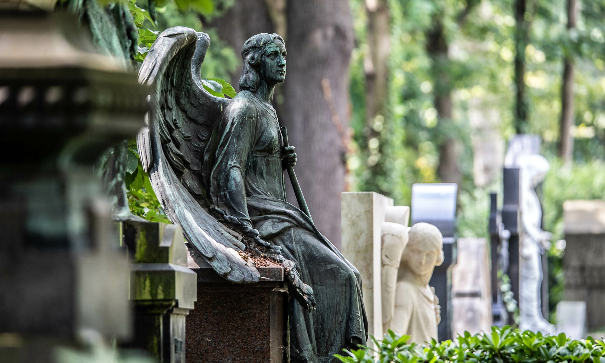 Gräber auf dem Friedhof Melaten in Köln.