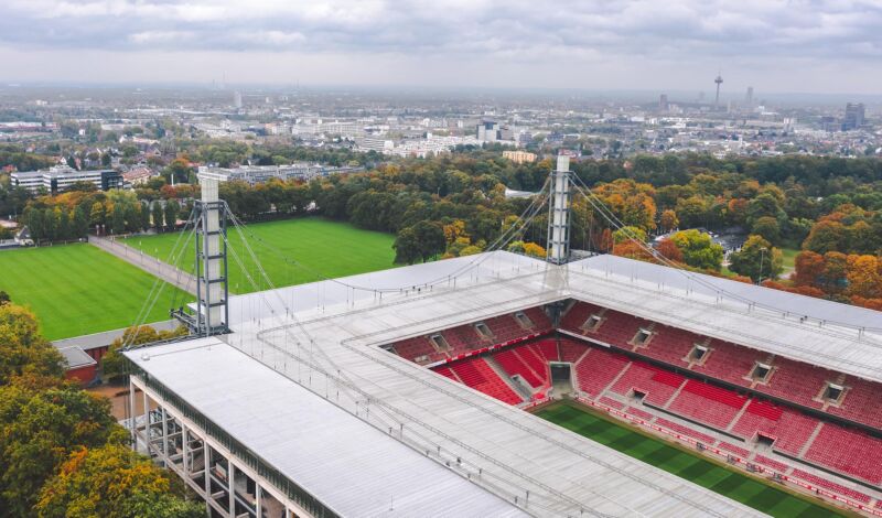 Das Rheinenergie-Stadion aus der Luft mit Stadtpanorama.
