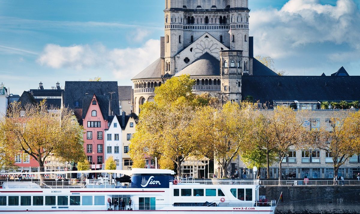 Schiff vor Kölnpanorama