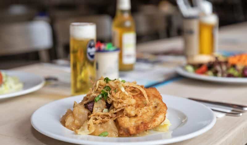 Schnitzel im Röstzwiebeln und Apfelmus im Brauhaus.