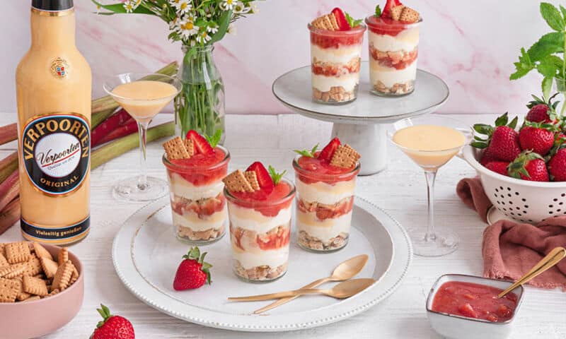 Erdbeer-Rhabarber-Cheesecake im Glas