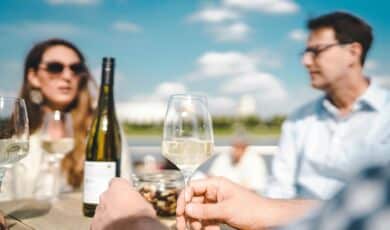 Genuss von Weißwein an einem Tisch im Sommer.