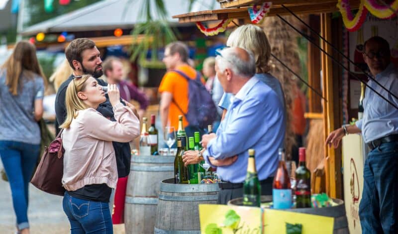 Frau verkostet Wein auf der Weinwoche auf dem Heumarkt.