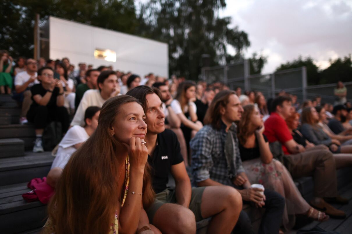 Publikum beim Open Air Kino