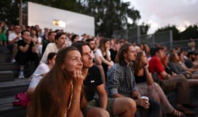 Publikum beim Open Air Kino
