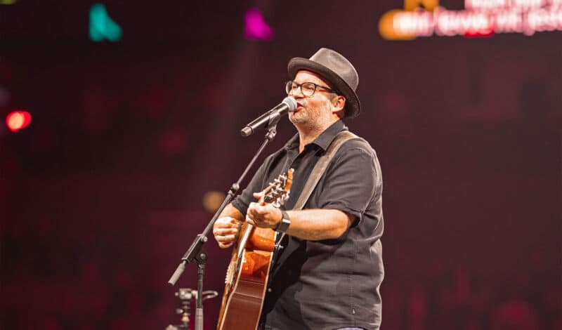 Björn Heuser mit Gitarre auf der Bühne.