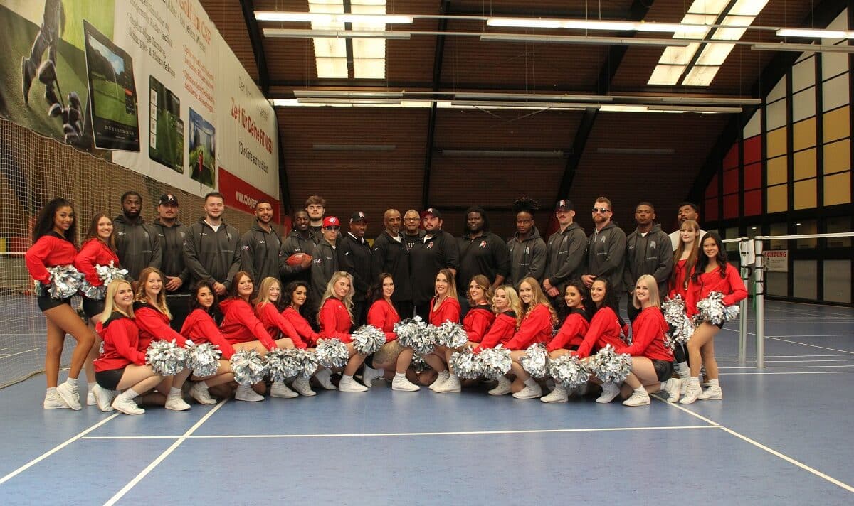 Das Team der Cologne Centurions mit Cheerleadern