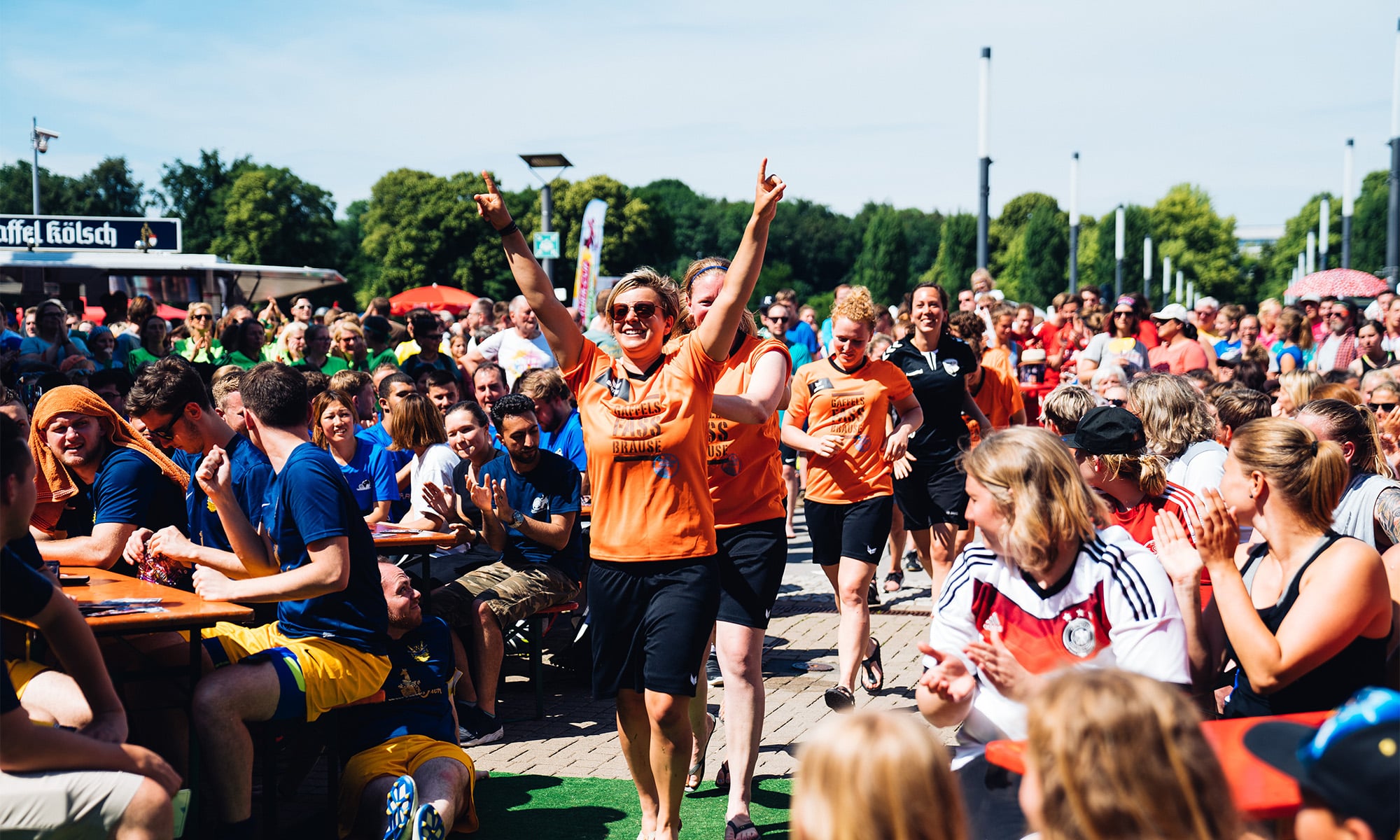 Jubelnde Teilnehmer des Come-Together-Cups auf den Stadionvorwiesen