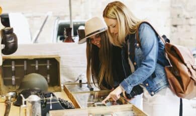 Frauen stöbern auf Flohmarkt