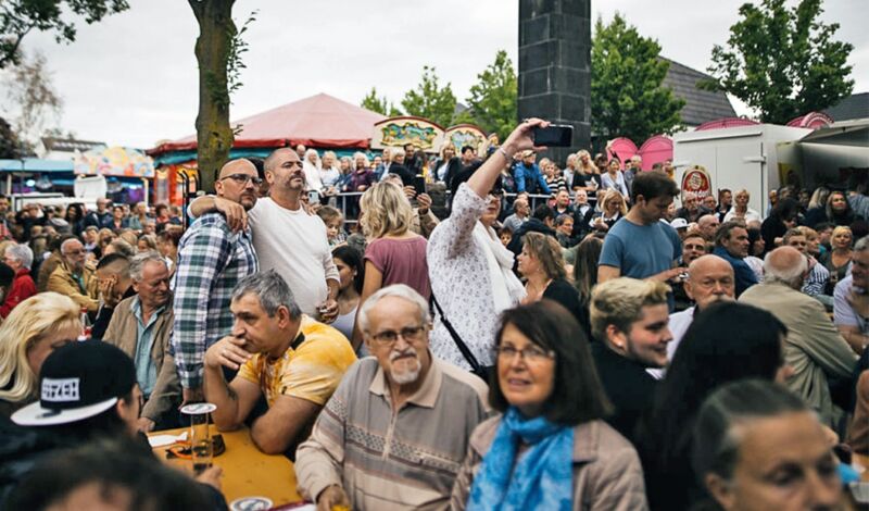 Besucher des Inselfests auf der Groov in Köln-Porz.