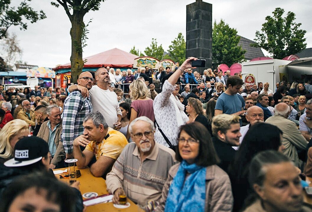 Besucher des Inselfests auf der Groov in Köln-Porz.
