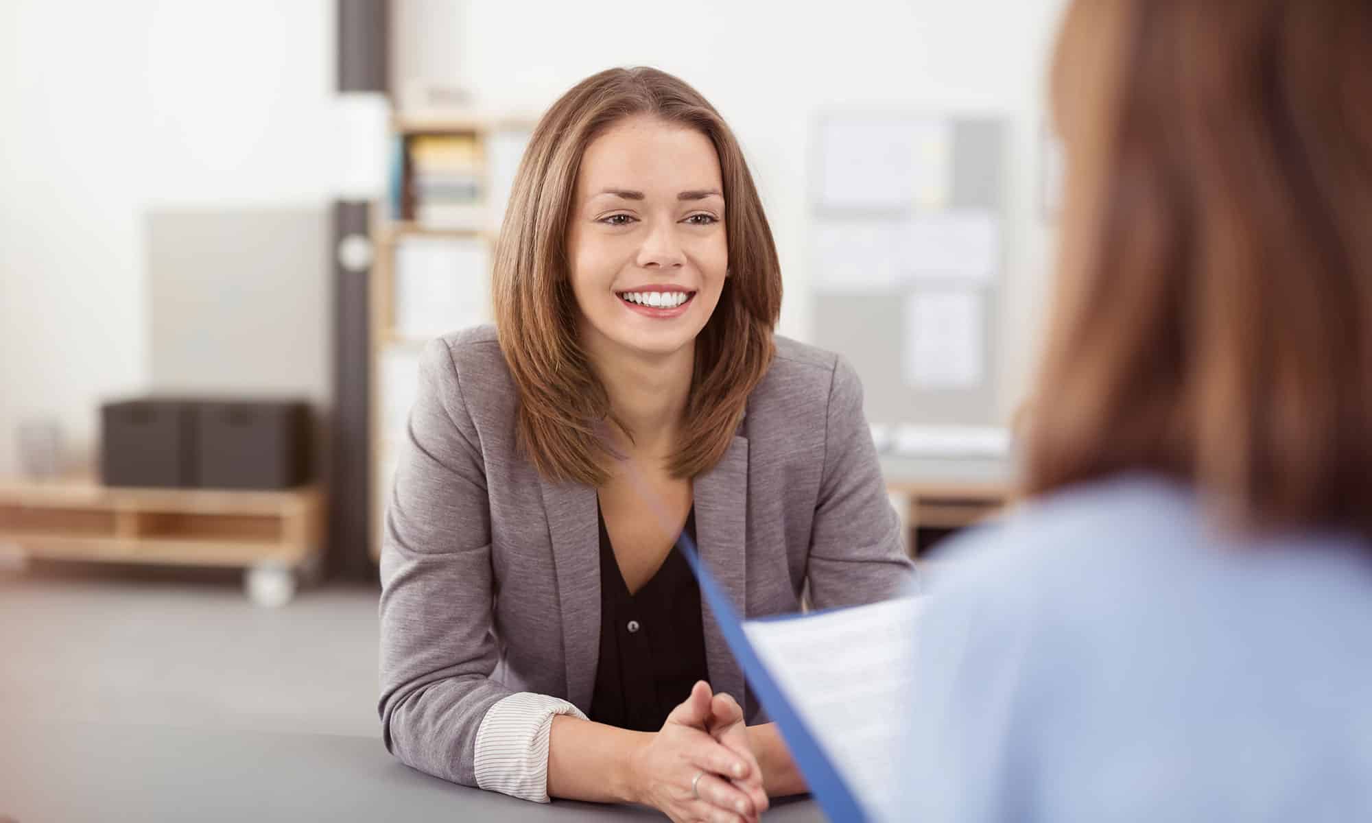 Junge Frau im Vorstellungsgespräch