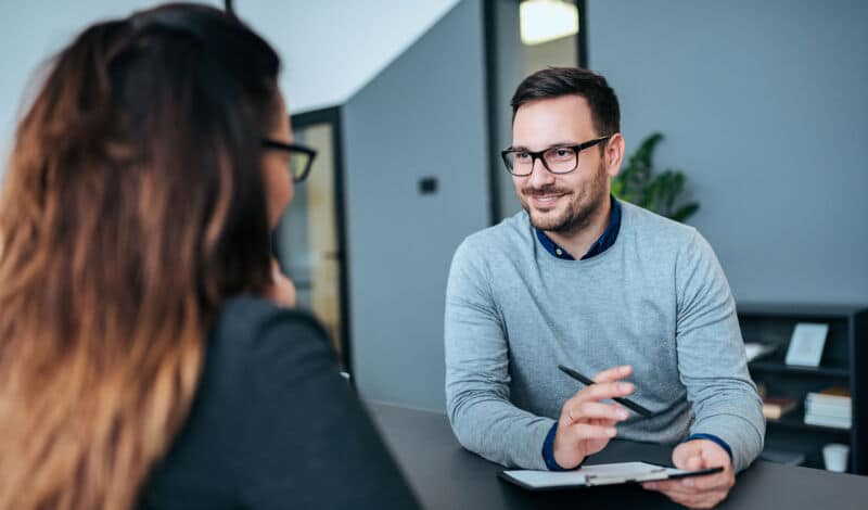 Mann und Frau im Job-Interview