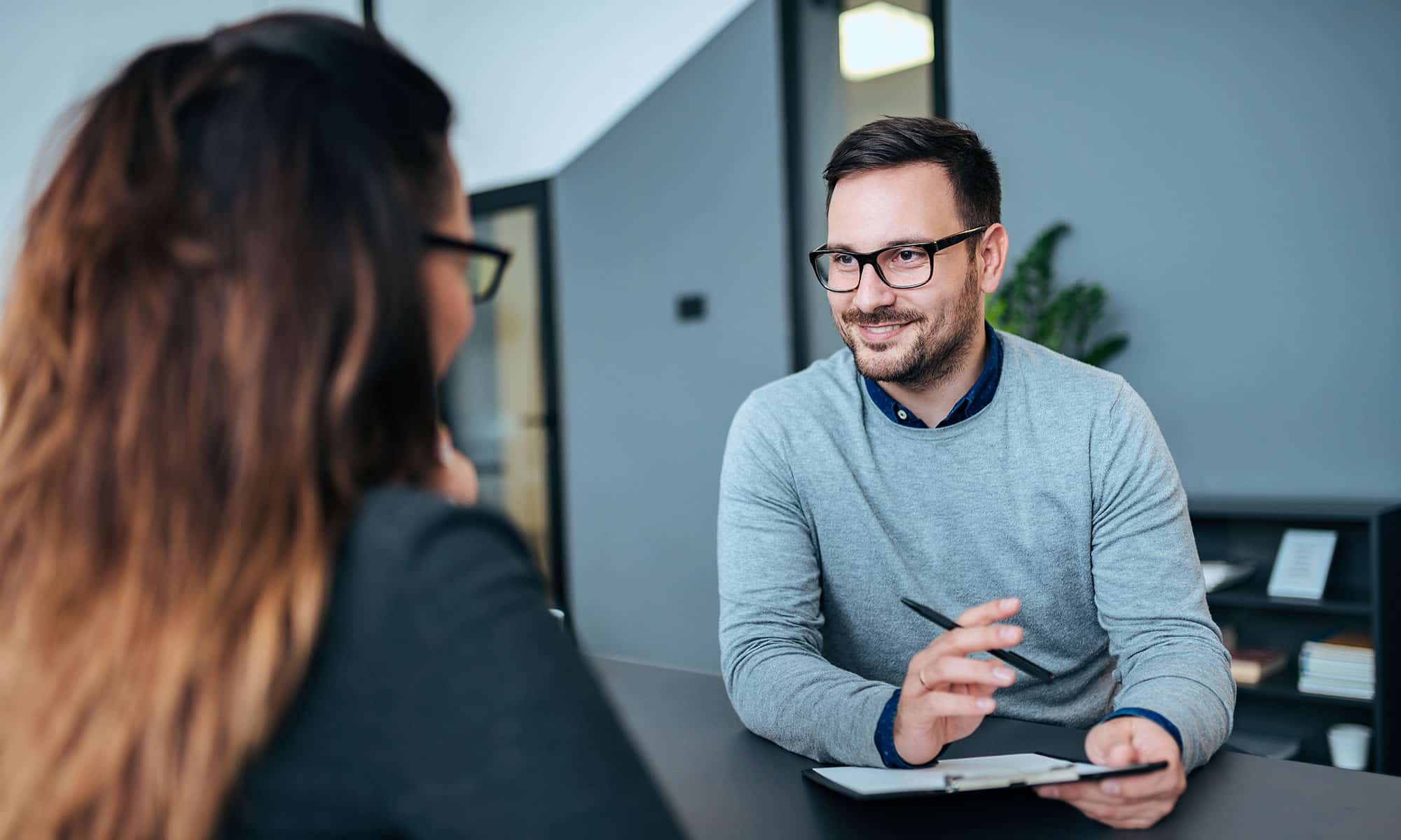 Mann und Frau im Job-Interview