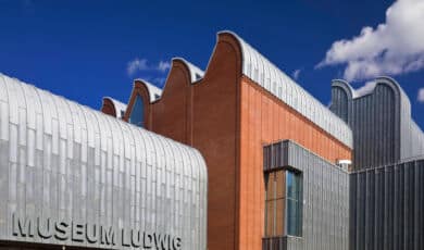 Das Foto zeigt den Eingangsbereich des Museum Ludwig in Köln.