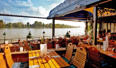 Blick von der Terrasse des Brauhauses Quetsch auf den Rhein.