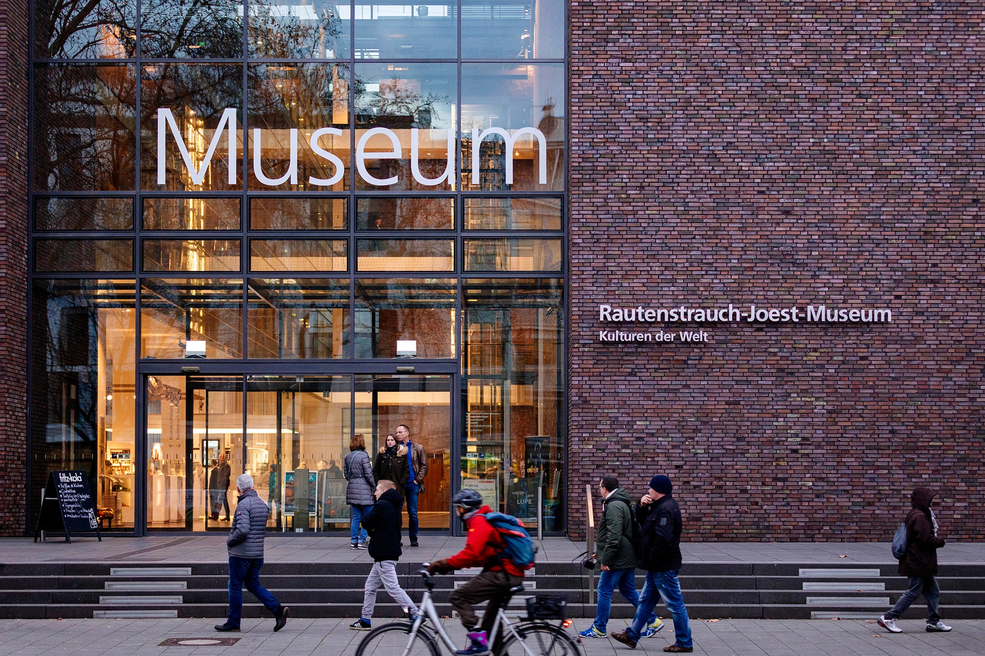 Das Foto zeigt den Eingang des Rautenstrauch-Joest-Museums.