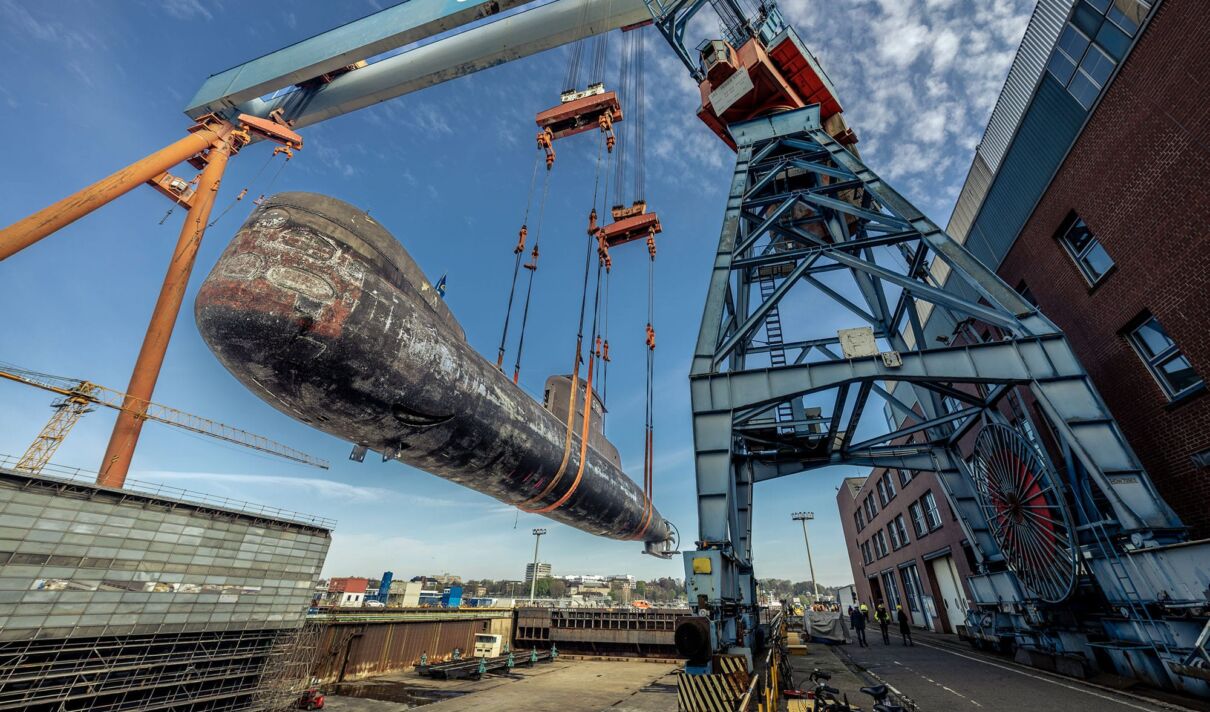 Das U-Boot U17 hängt an Stahlseilen und wird von einem Kran emporgehoben.