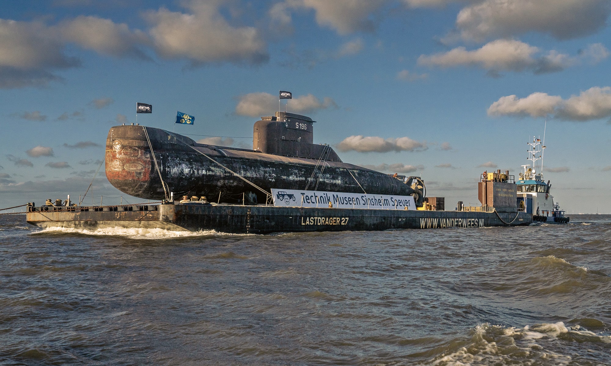 Das deutsche U-Boot U17 wird auf dem Rhein transportiert.