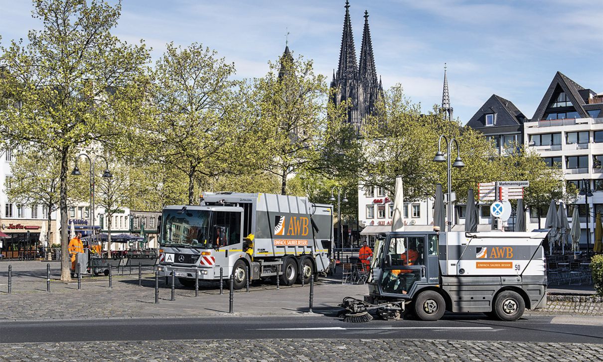 Fahrzeuge der AWB auf dem Kölner Heumarkt