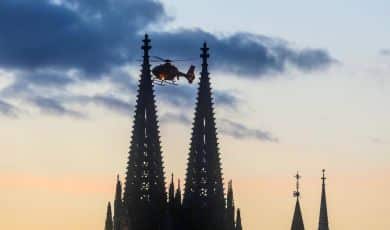 Hubschrauber am Abend über Kölner Dom