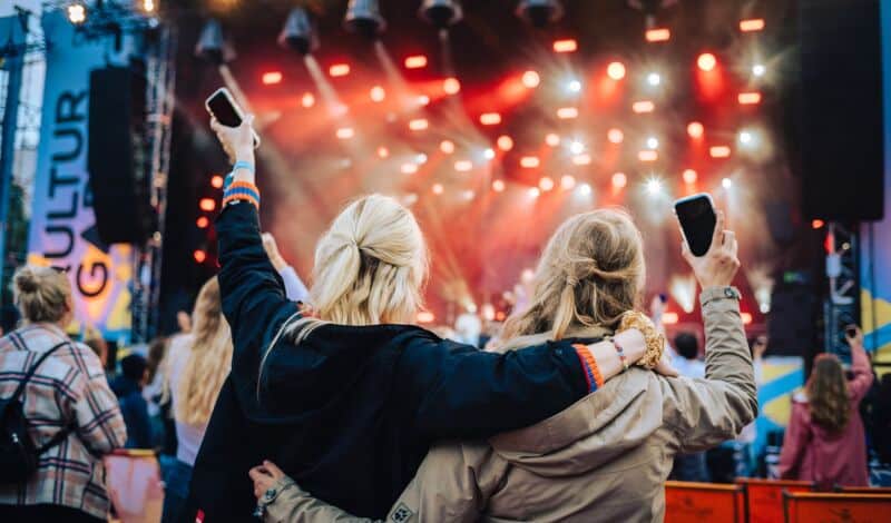 Frauen Arm in Arm bei Rausgegangen Festival