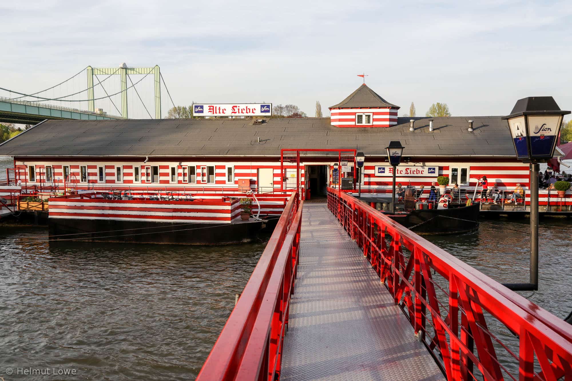 Das Bootshaus Alte Liebe am Rheinufer in Köln-Rodenkirchen.