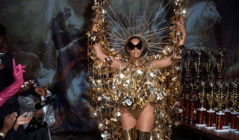 Die Sängerin Beyoncé in aufwändiger Kostümierung und Maskerade.