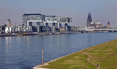 Kölner Rheinpanorama mit Kranhäusern und Dom