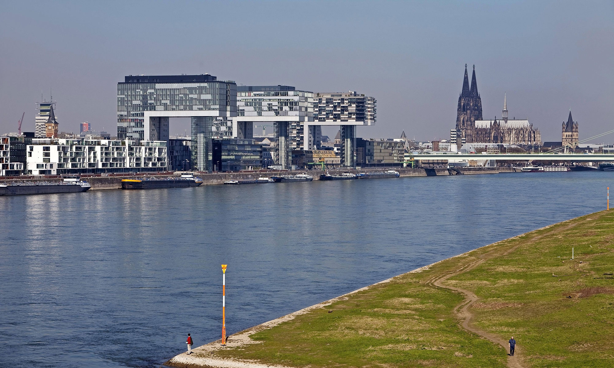 Kölner Rheinpanorama mit Kranhäusern und Dom