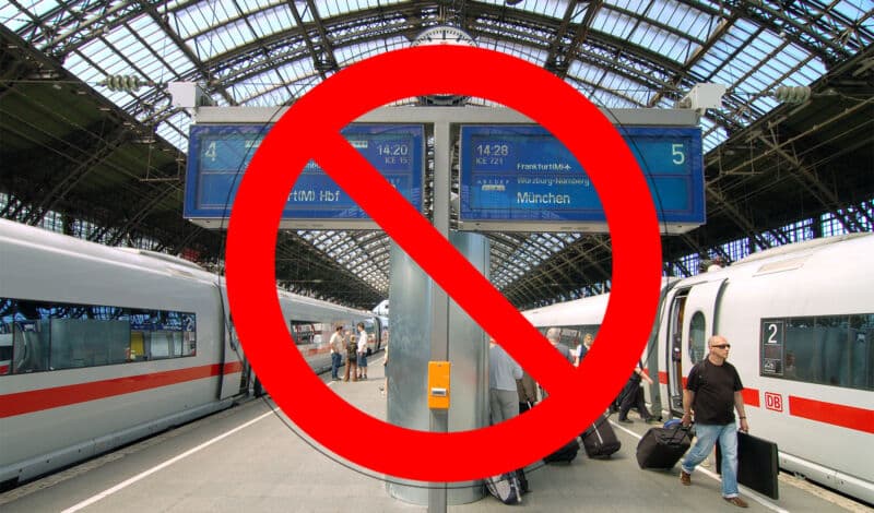 Der Kölner Hauptbahnhof mit Zügen, das Bild wird von einem Verbotszeichen überlagert.